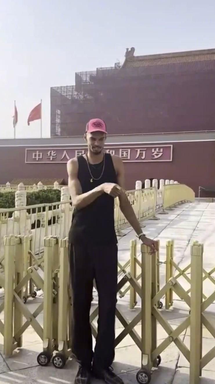 参观天安门、逛王府井＆吃铜锅，文班亚马继续在北京游玩