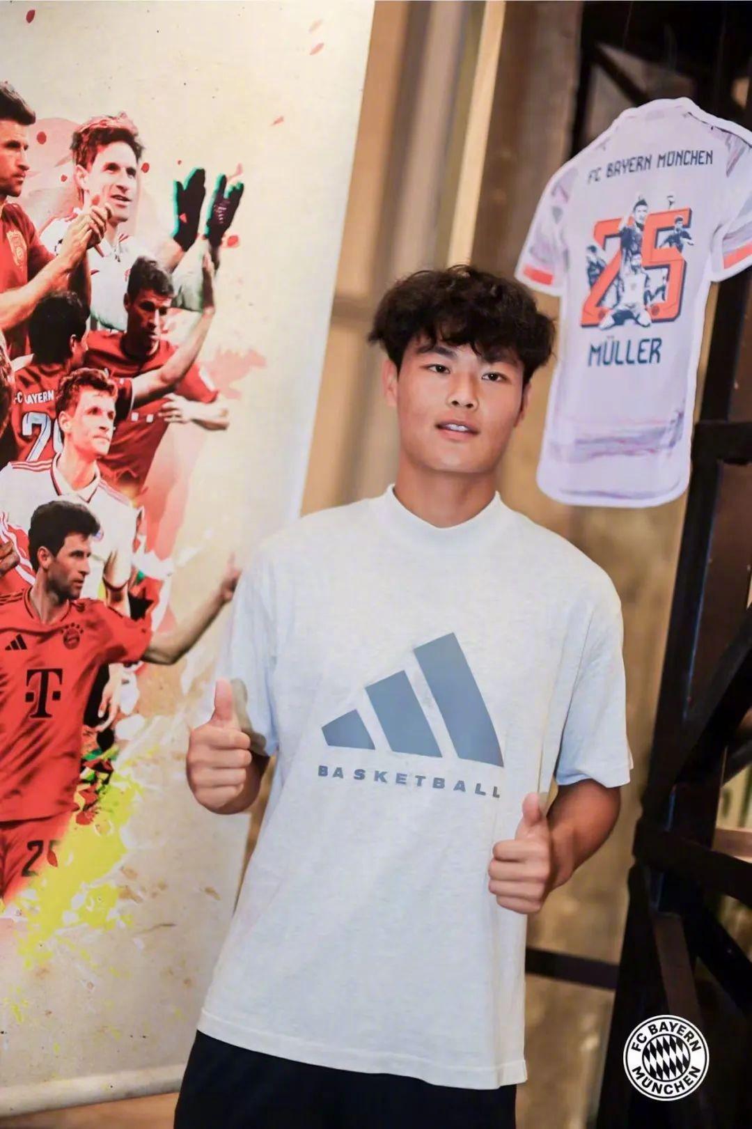 继张家鸣之后，武汉三镇小将何锦程入选2025拜仁世界队