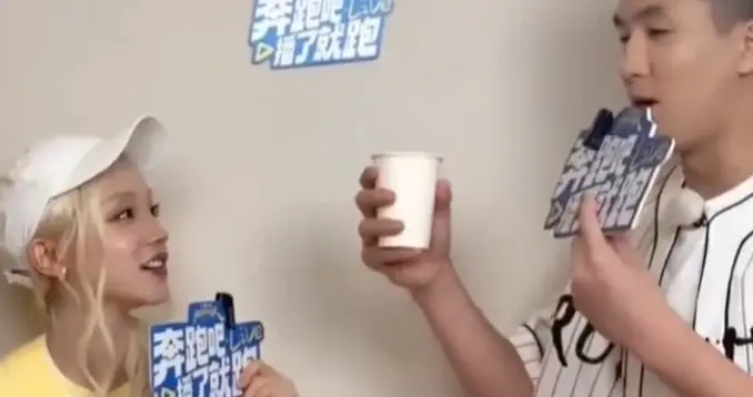 郭艾伦录制综艺！吃美食+打水仗玩嗨，一身穿着太帅气了！