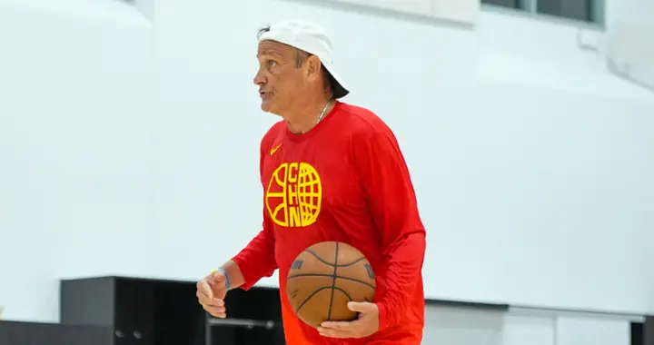青岛更新杨瀚森特训！NBA级教练一对一强化投篮，好性格助力融入
