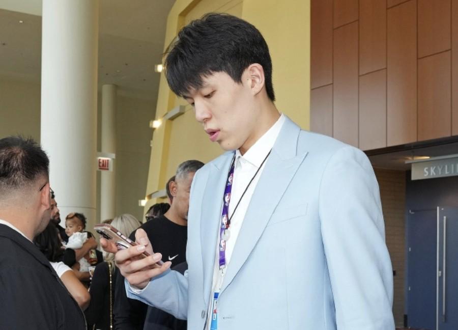 杨瀚森全部14站球队试训圆满结束，已经正式启程前往纽约
