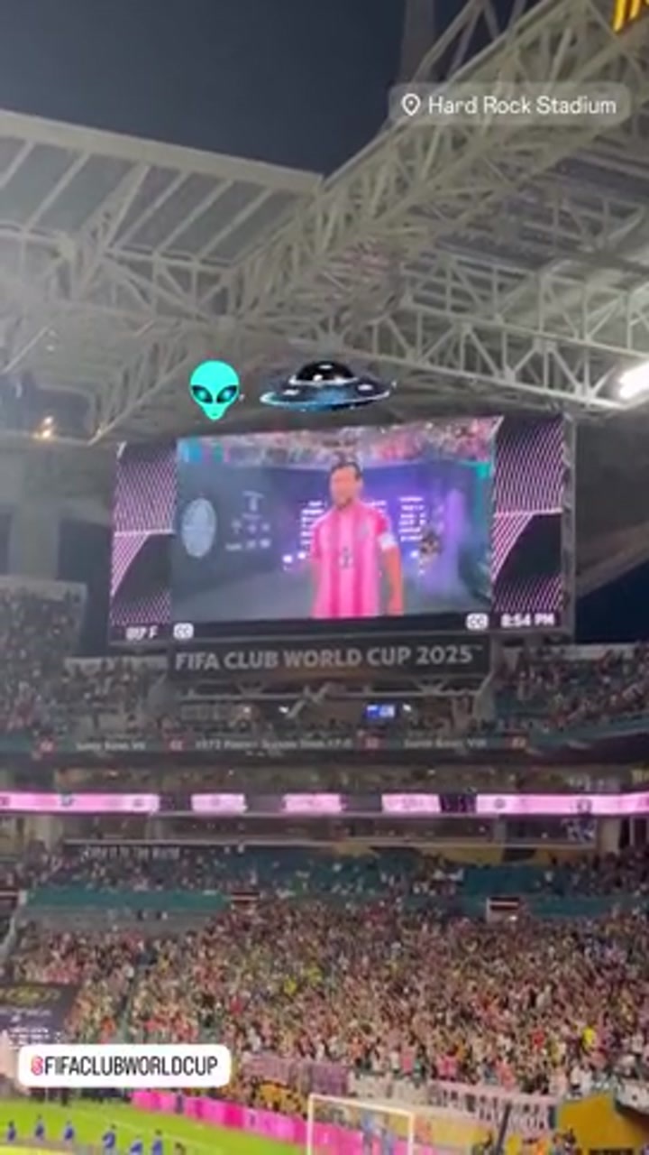 现场实拍梅西登场 整个球场都沸腾了！