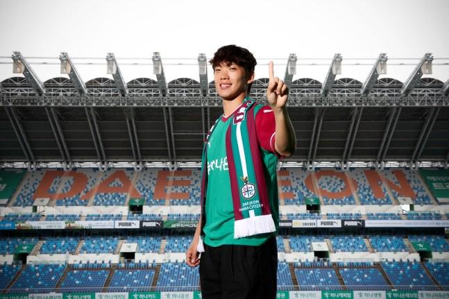 官方：韩国国脚李明载加盟大田韩亚市民，此前他效力于伯明翰