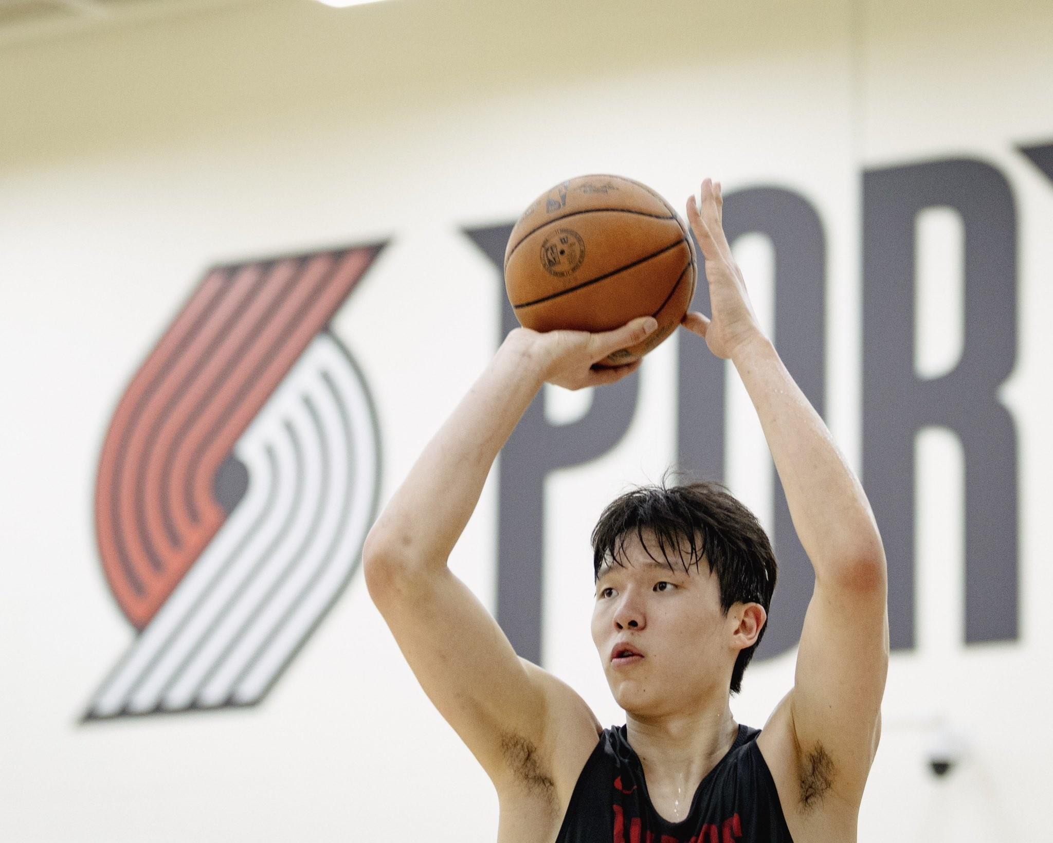 ESPN评级开拓者选杨瀚森为C-；选秀专家称其为“首轮最大惊喜”