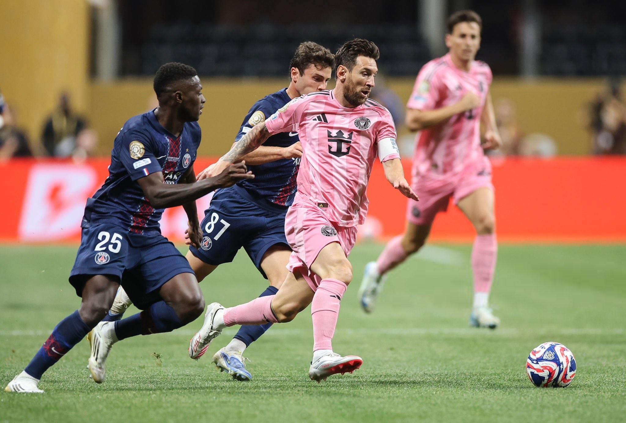 世俱杯4-0大胜，巴黎成为第二支两次四球战胜梅西的球队