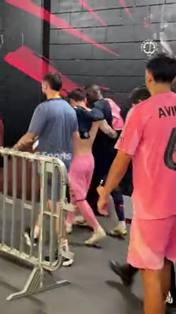 梅西赛后在球员通道内等待登贝莱 二人勾肩搭背畅聊