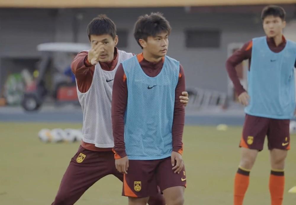 国足全新教练组团队：郑智、陈涛未在列，U20助教万厚良在列