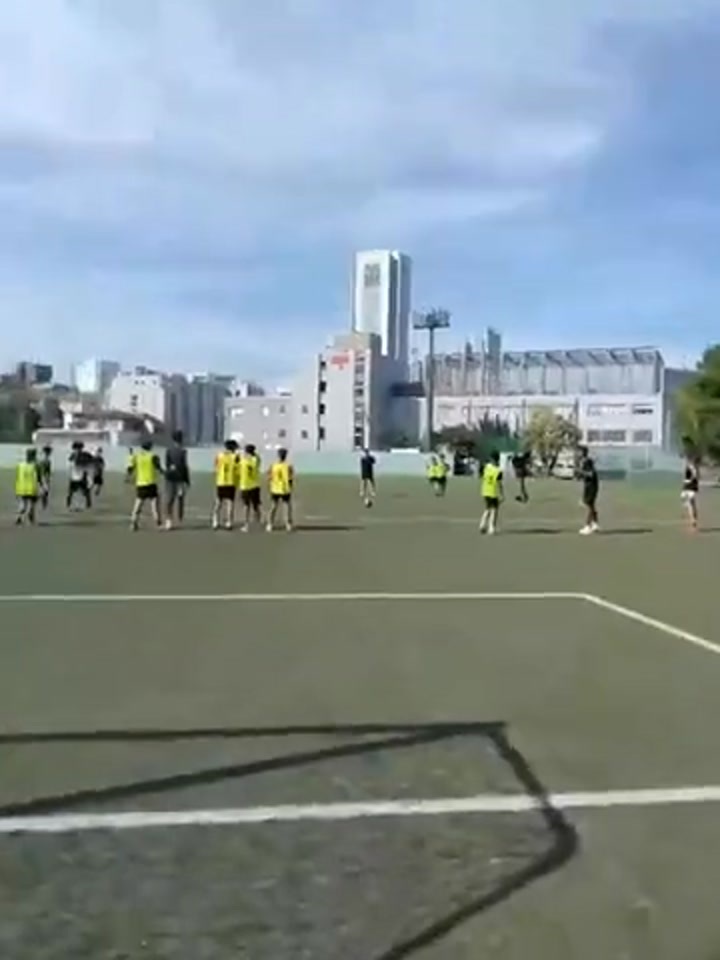 文班亚马现身野球场 模仿C罗的姿势直接任意球破门