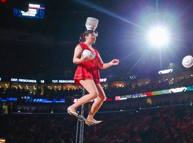 早日康复，NBA中场秀顶碗大妈遭遇左手腕第二次严重骨折