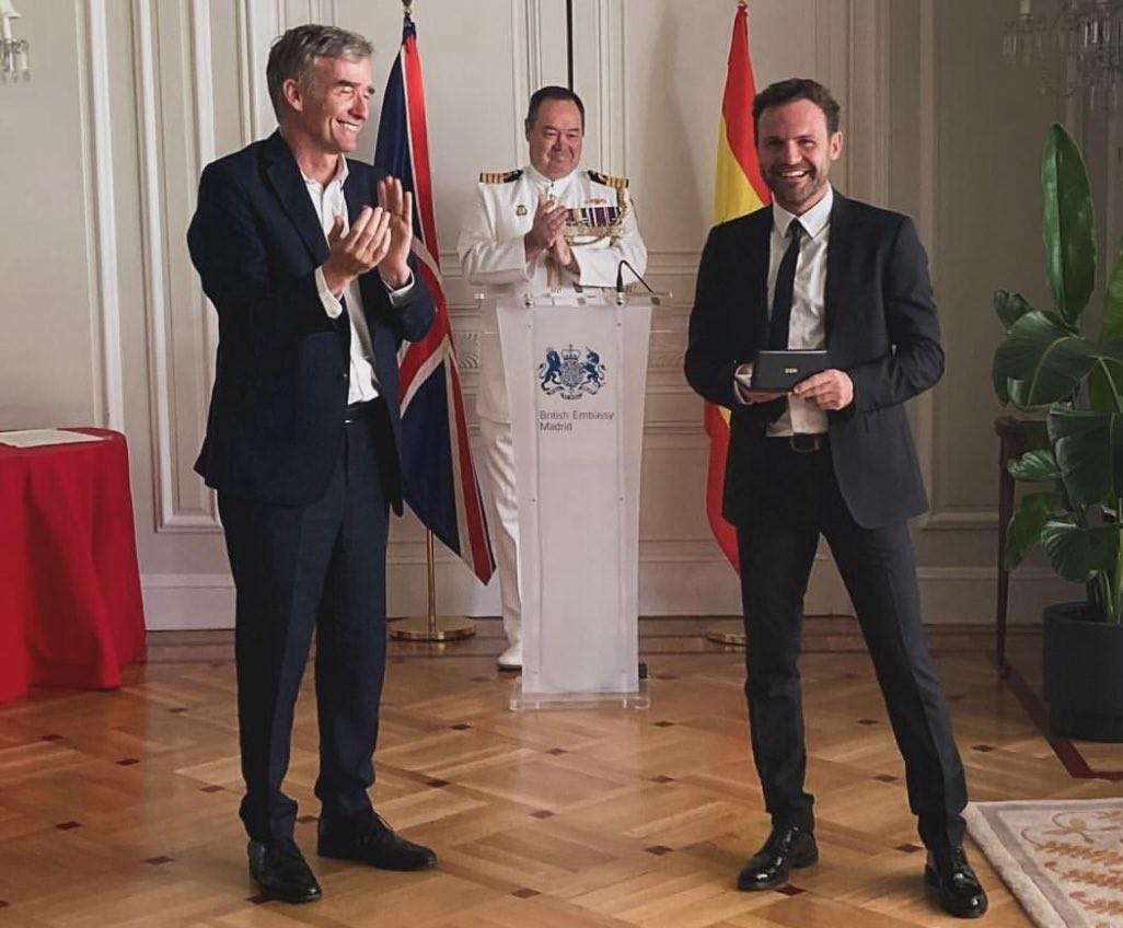马塔被英王授予英国员佐勋章，以表彰他的辉煌成就和慈善事业