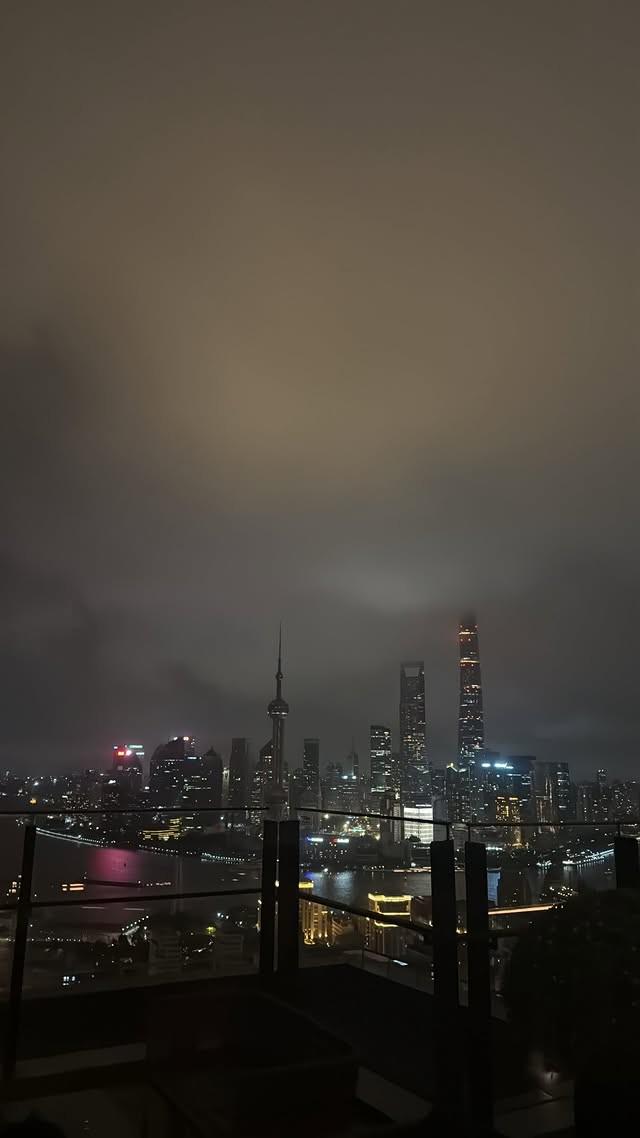 感受上海风光，亚马尔社媒晒外滩夜景照