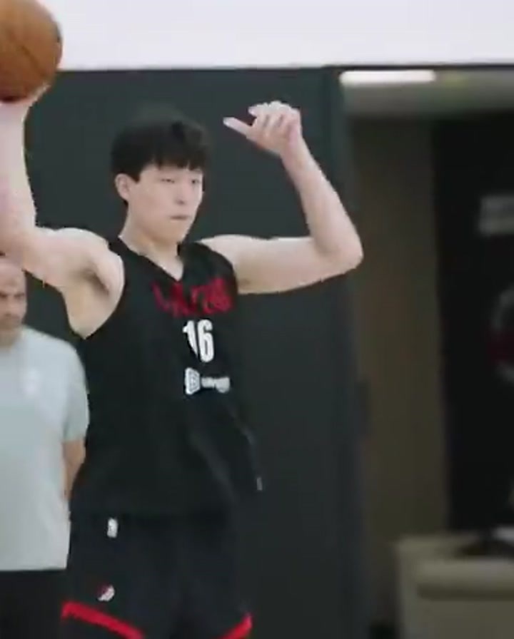 杨瀚森训练高位策应和挡拆顺下空接 即将夏联首秀