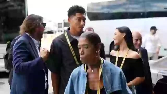 马卡：小贝林厄姆搭皇马大巴观战引热议，球迷质疑是否得当