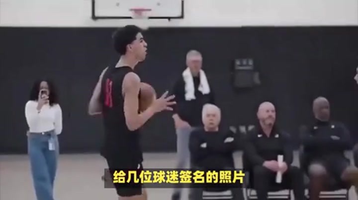开拓者队记晒杨瀚森给球迷签名照片：他已经出名了