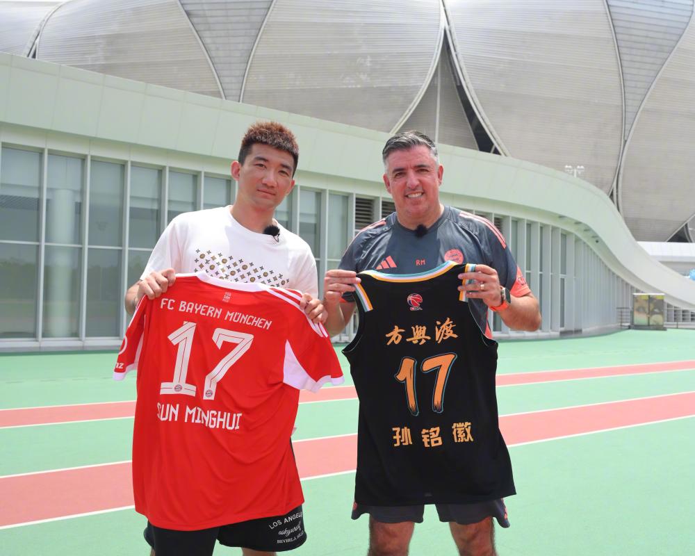 足篮联动，浙江广厦男篮球员孙铭徽获赠拜仁17号球衣