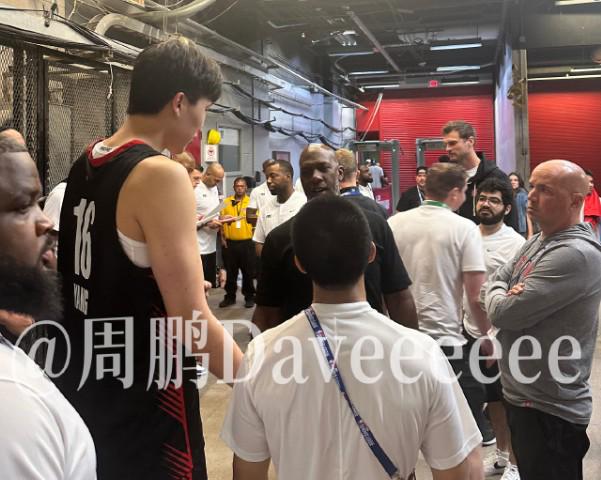 媒体人：主帅比卢普斯对着杨瀚森连说好几遍“干得好瀚森”