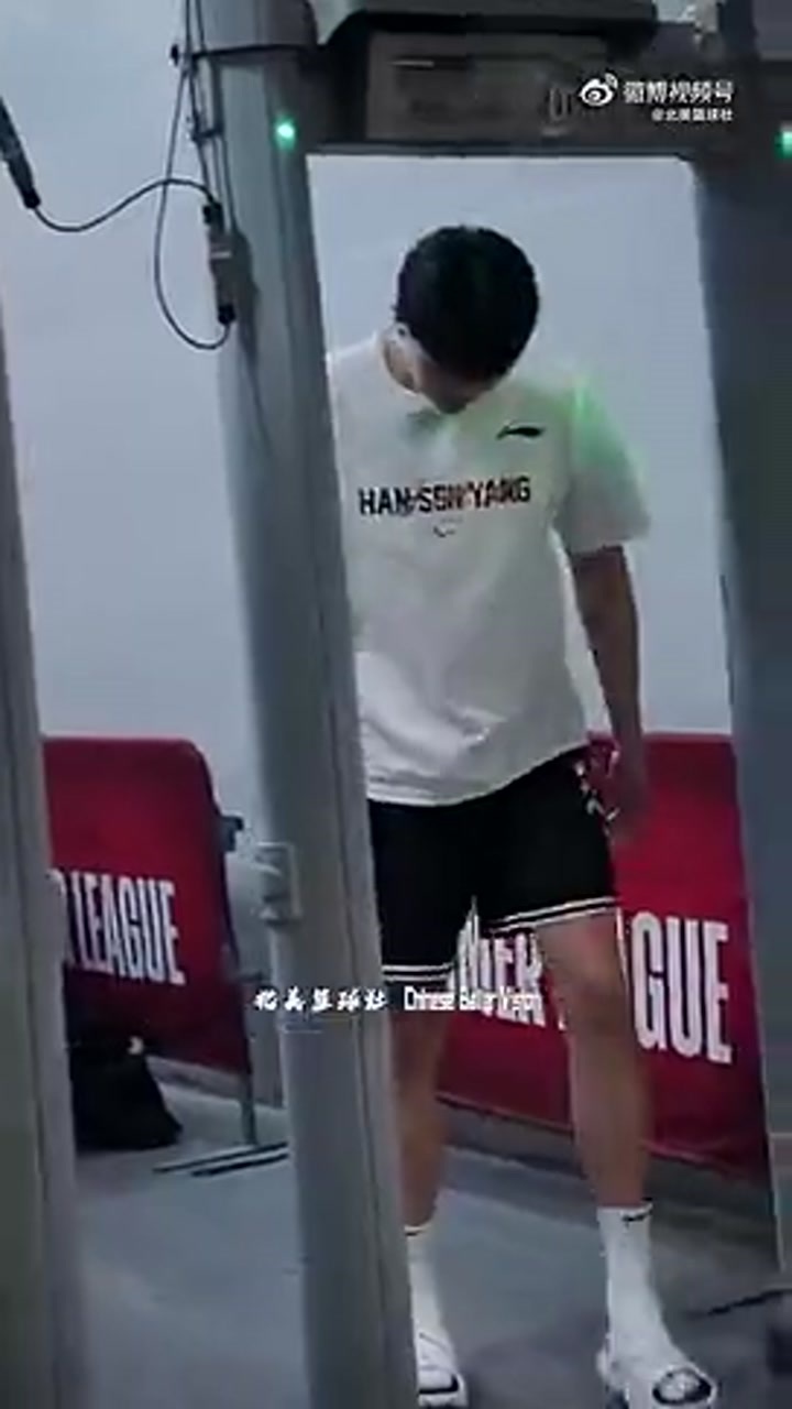 球迷冲着杨瀚森喊“哥哥好帅”！小杨一脸嫌弃