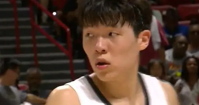 杨瀚森隔扣灰熊中锋！半场轰8+2，干的漂亮，比卢普斯笑容满面