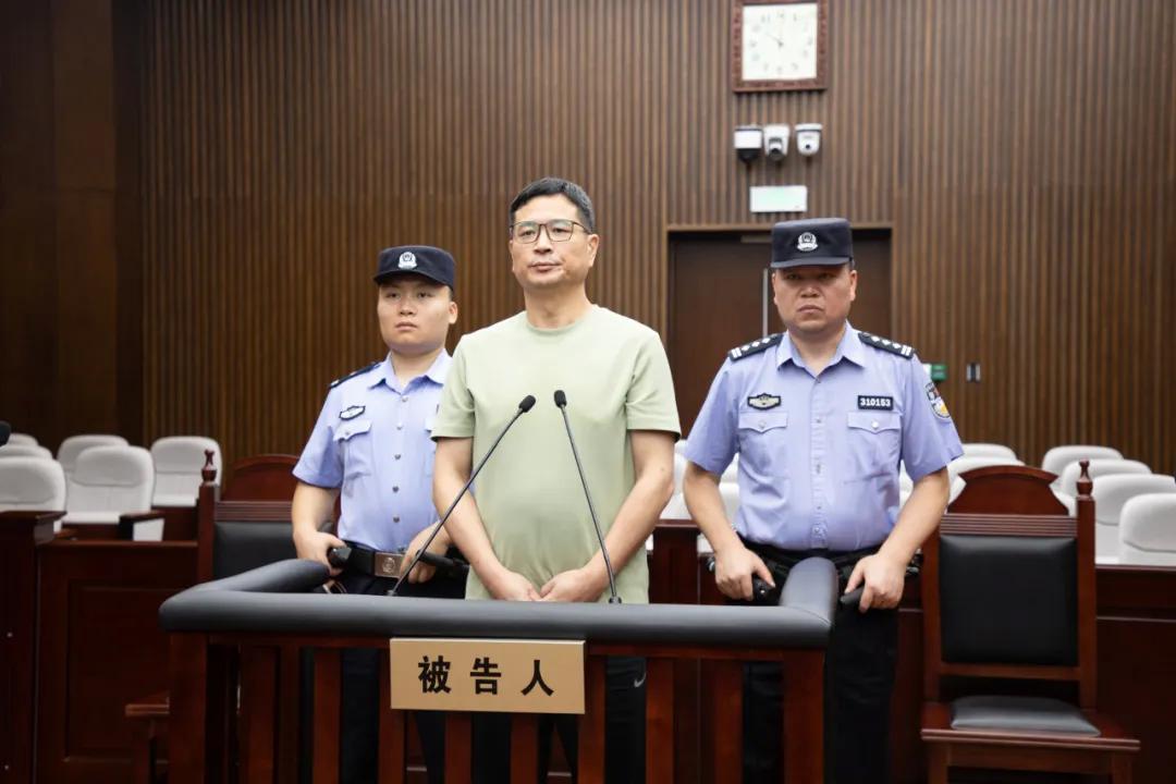 上港集团原总裁严俊犯受贿罪，一审被判有期徒刑十二年