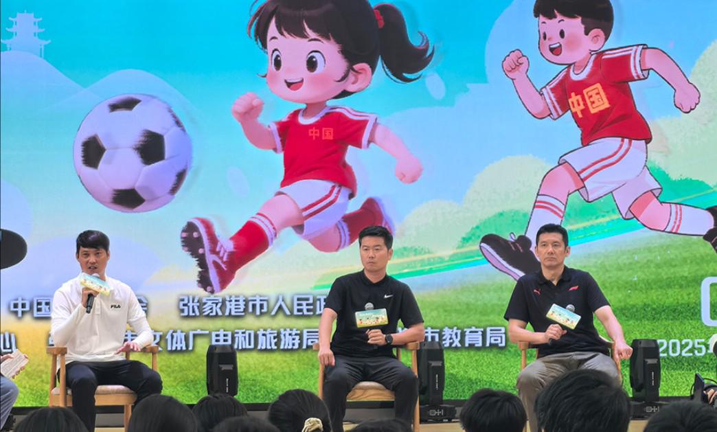 杨晨、肇俊哲出席贝贝杯活动，与孩子们分享成长故事