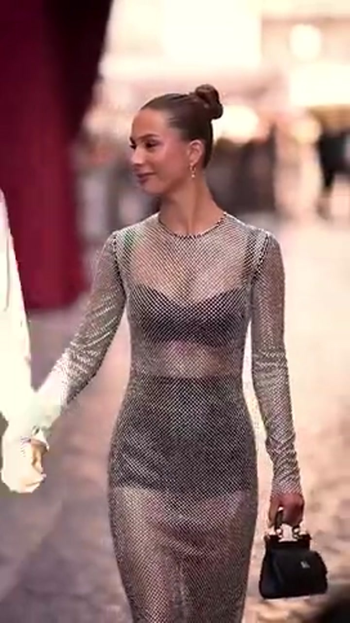 哈兰德社媒晒出与女友伊莎贝尔的牵手逛街视频