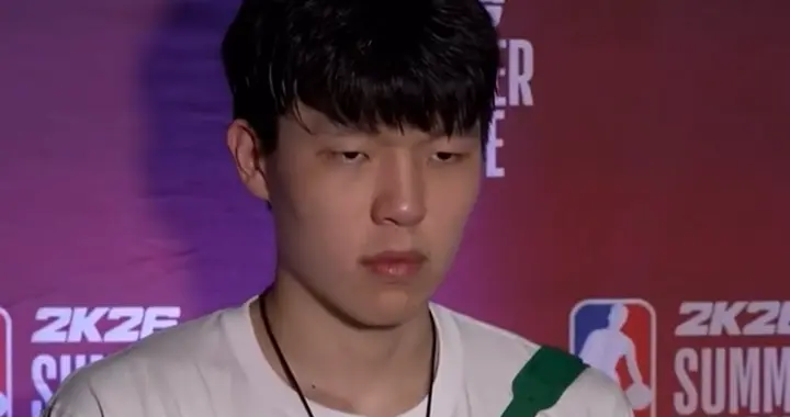 胜火箭群访！杨瀚森鼓励合理评价，谈隐患弥补，强调风格特点转型