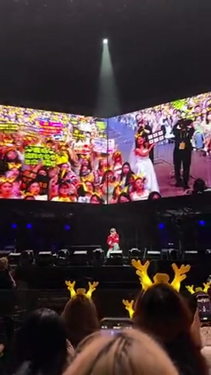鹿晗在演唱会上身穿曼联新赛季球衣，和身穿婚纱的女粉互动