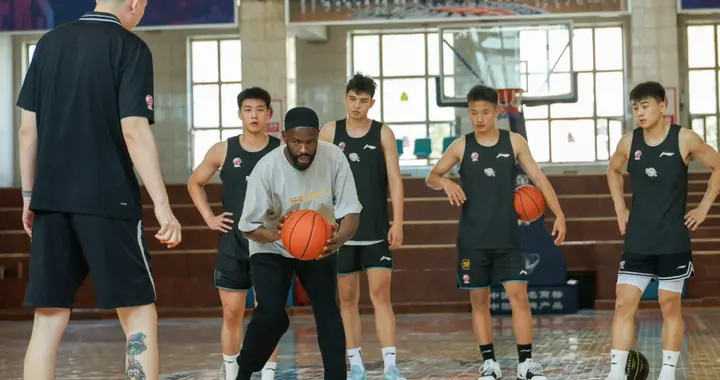 新疆教练组再补强！连签NBA私人训练师+欧洲外教，外加三分王！