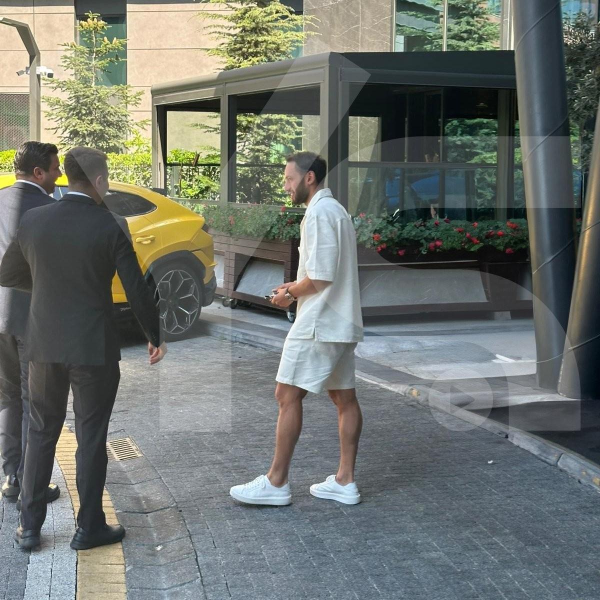 记者：恰尔汗奥卢昨晚抵达伊斯坦布尔，今天将进行一些会面