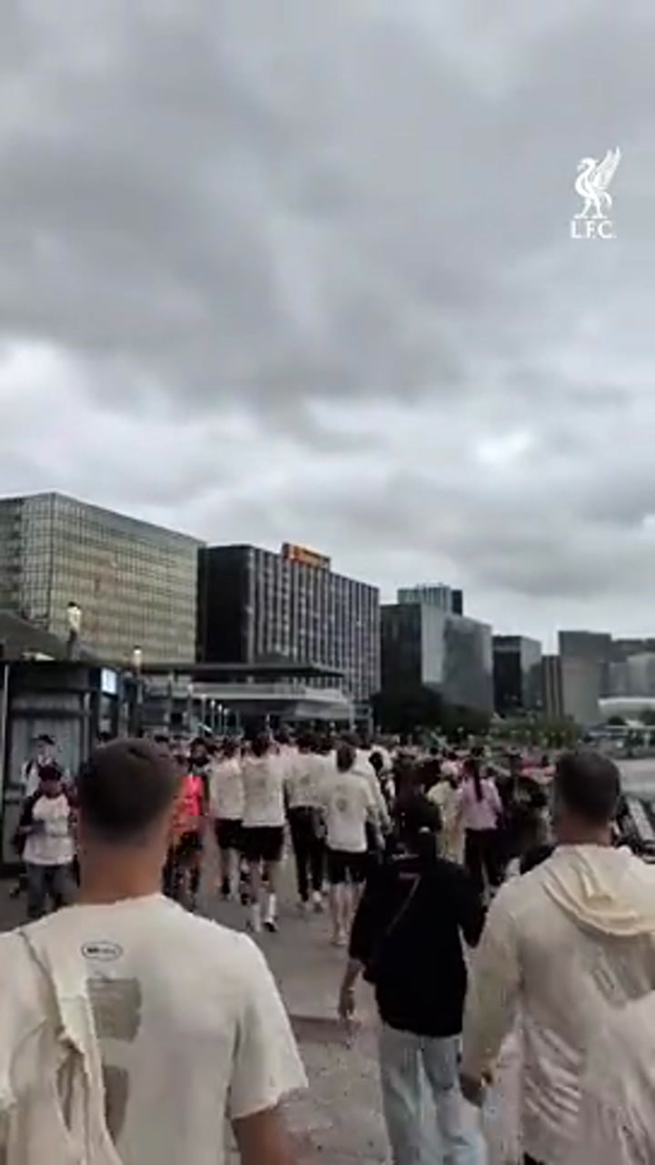 又是羡慕香港的球迷的一天，利物浦全队香港街头悠闲散步