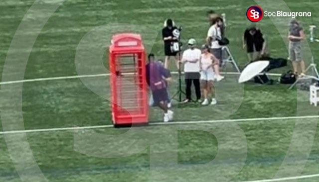 西媒：拉什福德穿上巴萨球衣拍定妆照，道具有红色电话亭