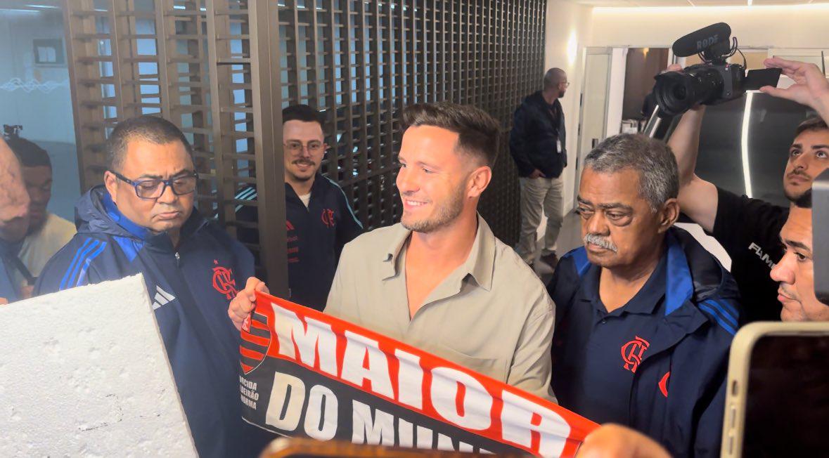 即将加盟，萨乌尔已抵达巴西并举起弗拉门戈围巾合影