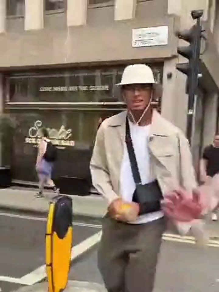 球迷在伦敦街头偶遇手术后的贝林厄姆