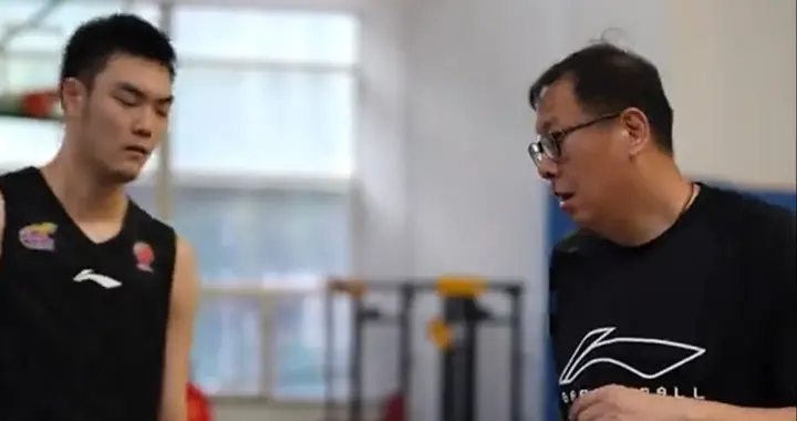 辽宁更训练！吴庆龙细节教内线，刘志轩激情教外线，于善元也在