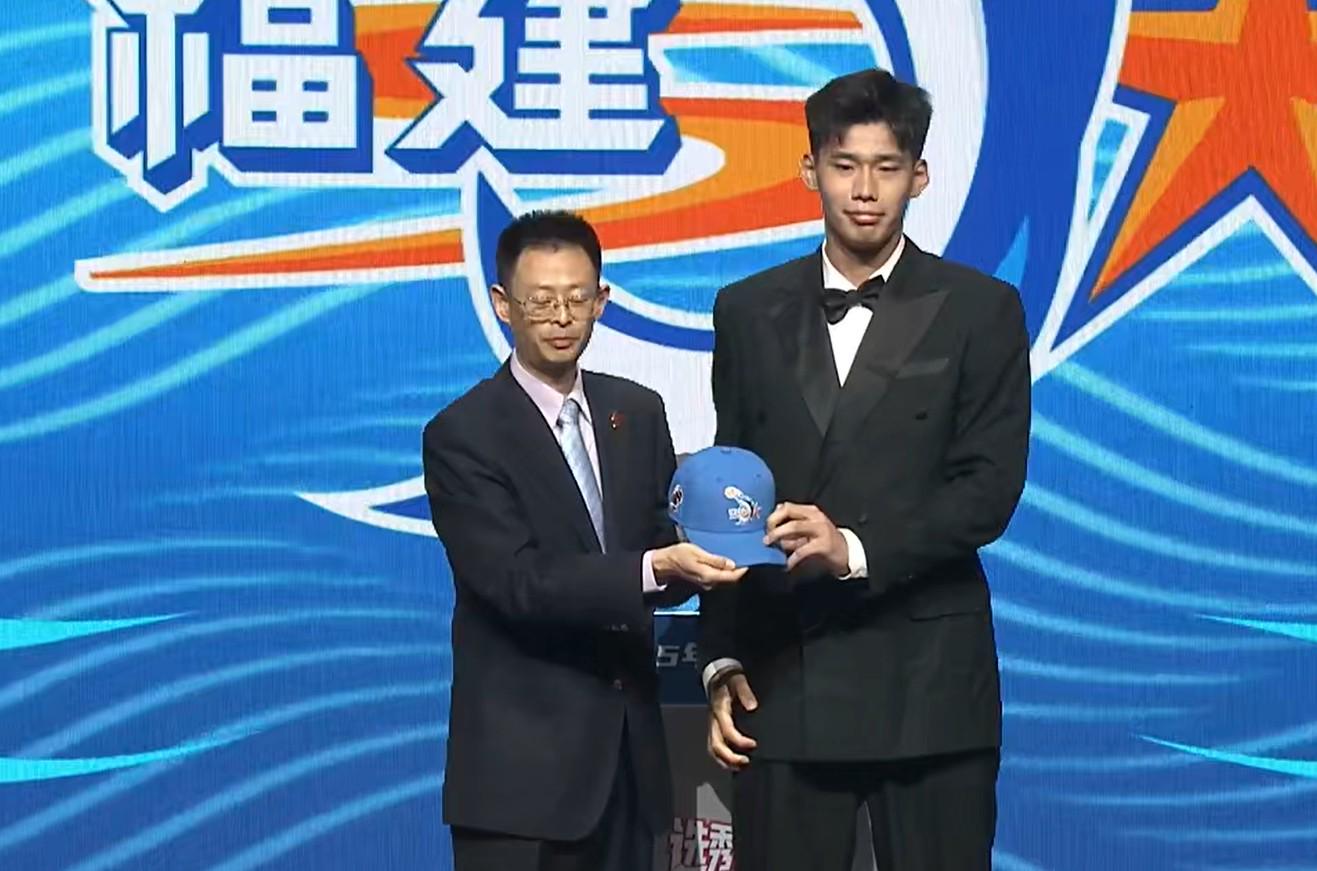 状元及第，福建男篮首轮第一顺位选择了清华中锋杨曦皓