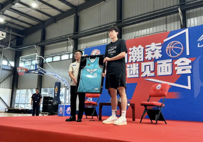 杨瀚森效力NBA期间，青岛男篮将暂存球队15号球衣