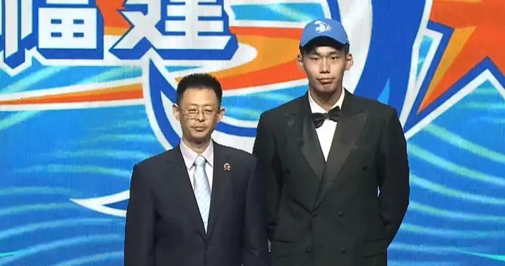 2025CBA选秀大会：“小周琦”杨曦皓状元及第 广西球王庞峥麟探花