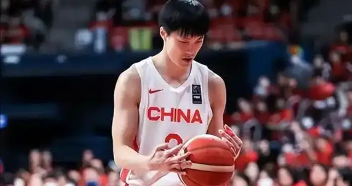 热身赛诞生最失意球员！胡明轩进攻打铁，组织无效，只剩防守了！