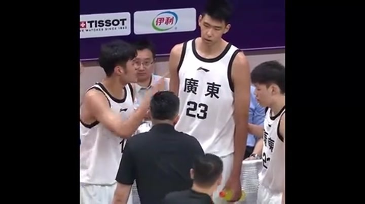 什么情况？广东球员徐昕比赛中硬刚杜锋指导