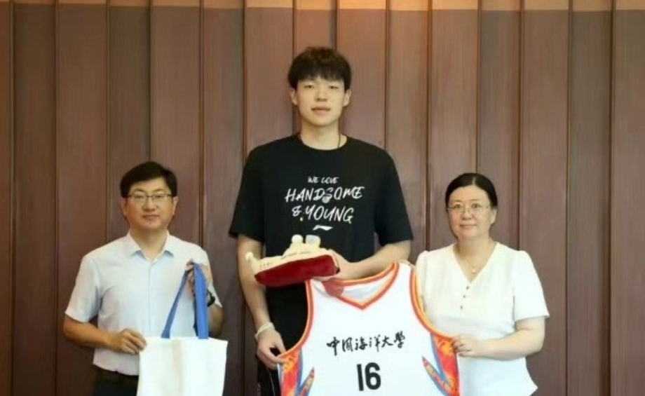 媒体人：杨瀚森来中国海洋大学领取自己的本科录取通知书