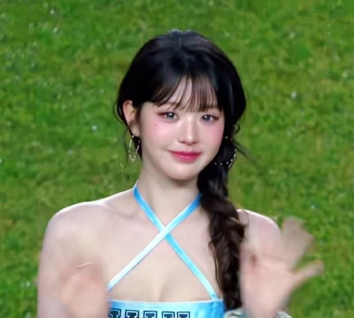 纽卡对阵K联赛全明星赛前，韩国女团IVE担任嘉宾并开球