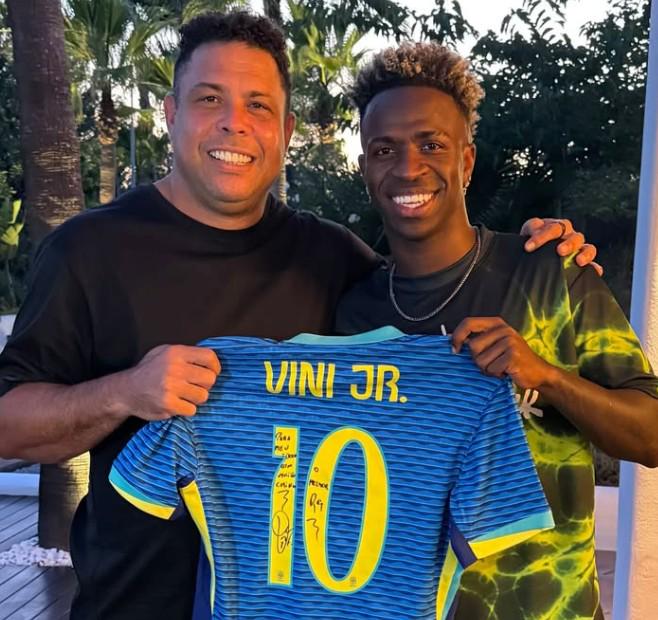 与传奇并肩，维尼修斯社媒晒出与大罗的合影