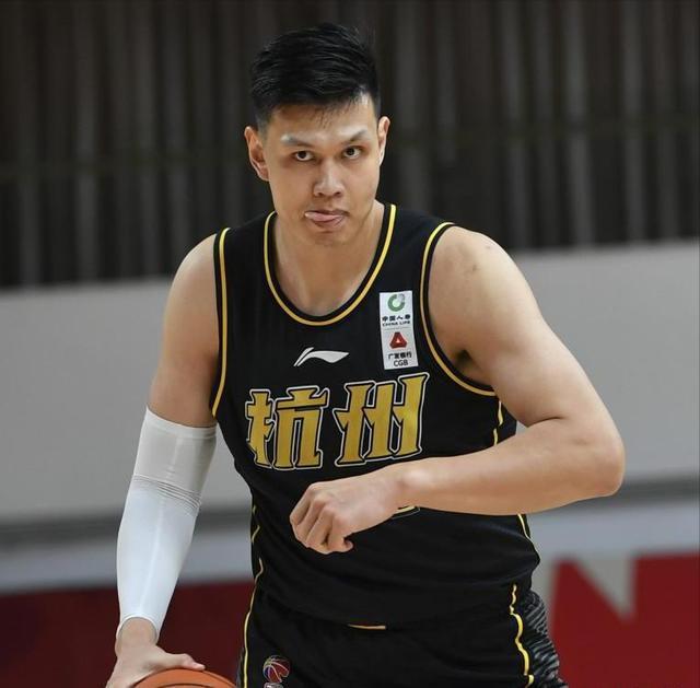 媒体人：卫冕冠军广厦男篮预计不会续约老将中锋许钟豪