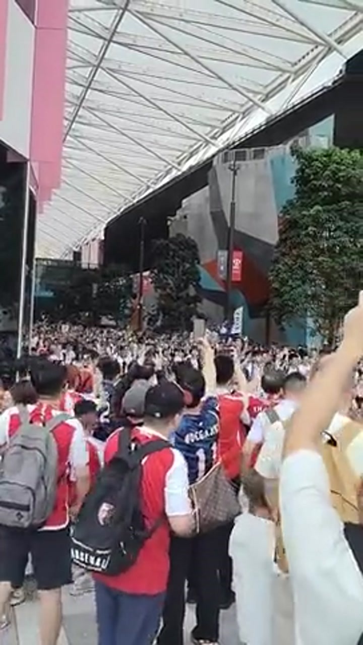场外热刺球迷组团进入球场 枪迷送上嘘声
