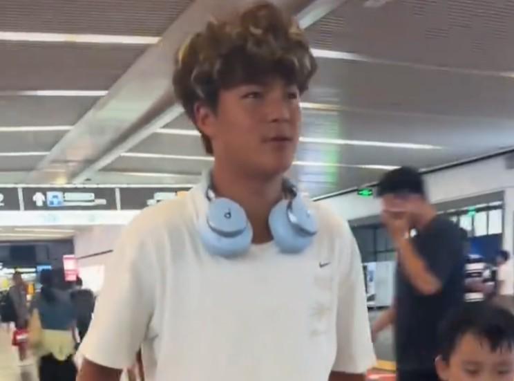 鲁媒：15岁小将刘凯源启程前往西班牙，将赴黄潜梯队报到