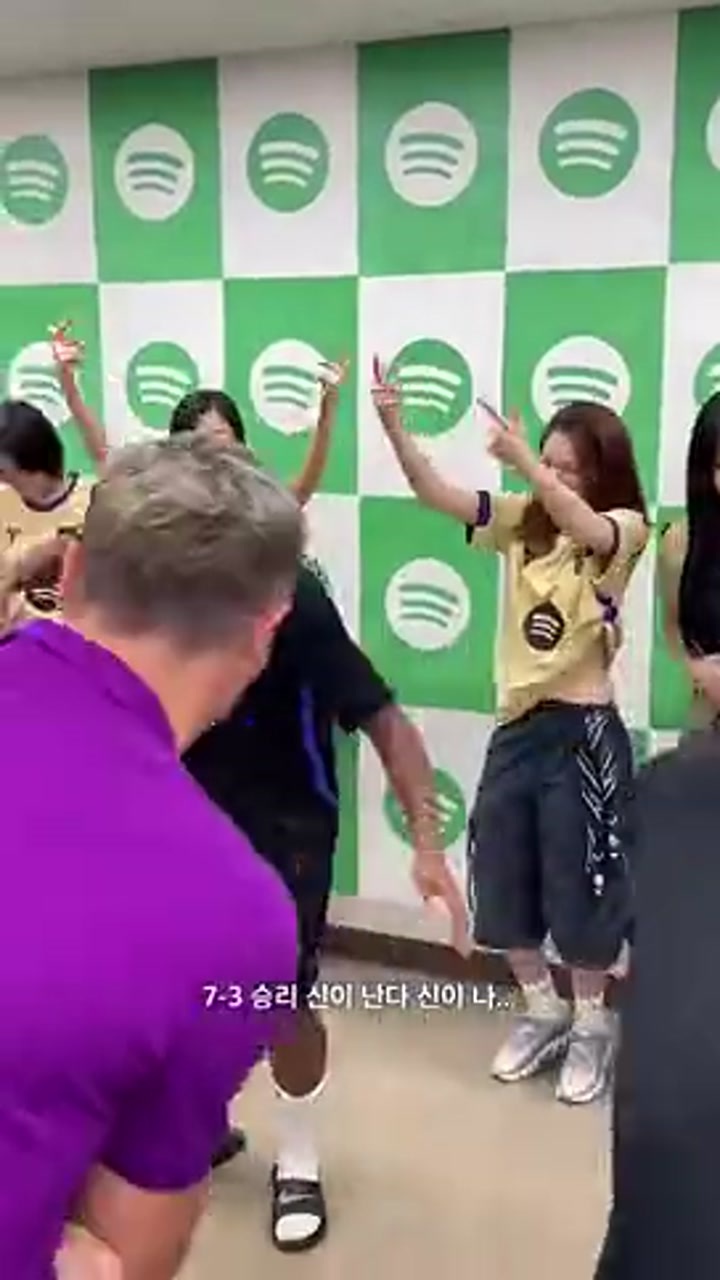 巴萨球员与韩国女团ITZY进行互动并合影