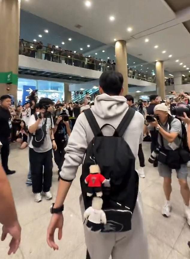 热刺抵达韩国受到热烈欢迎，有球迷在与麦迪逊合影时激动流泪
