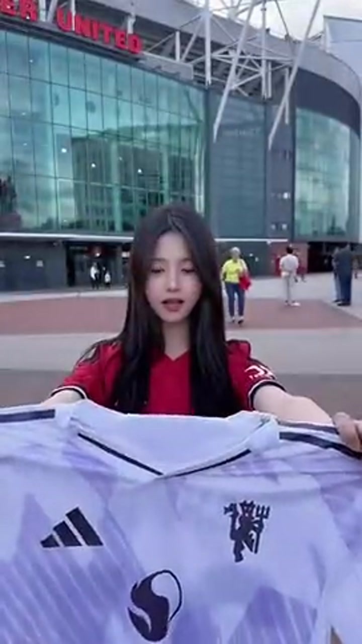 曼联美女球迷展示新赛季客场球衣