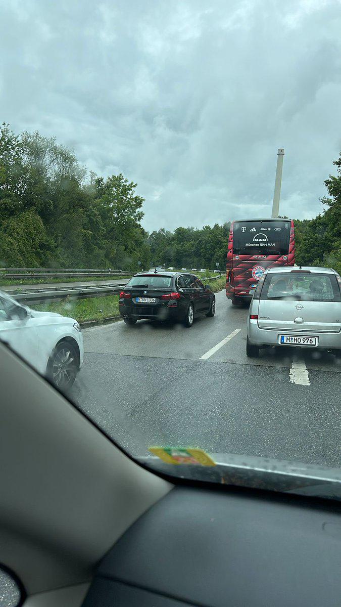 能赶上吗？距比赛开场不到1个小时，拜仁大巴仍堵在路上