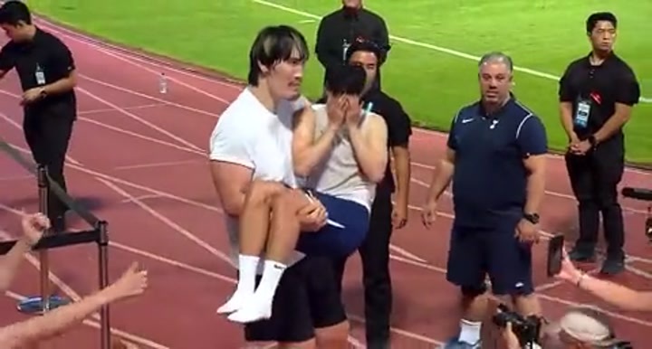 孙兴慜被韩国2米18格斗明星公主抱，害羞得捂脸